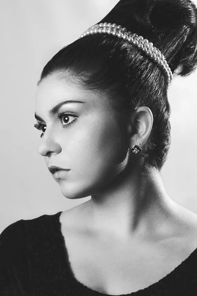 Mujer elegante joven sobre fondo gris — Foto de Stock