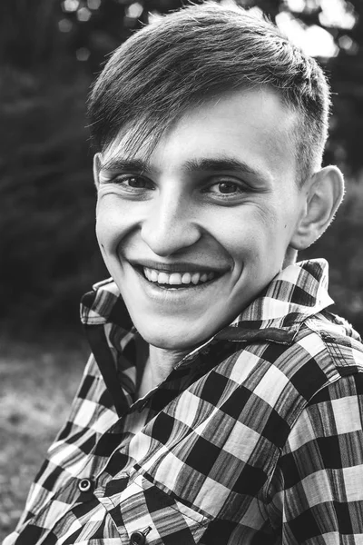 Portret van gelukkig jonge man in park — Stockfoto