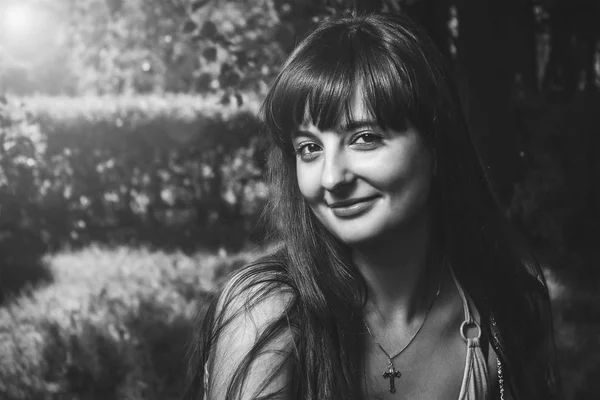 Portrait extérieur de belle fille souriante avec le soleil et la lentille — Photo