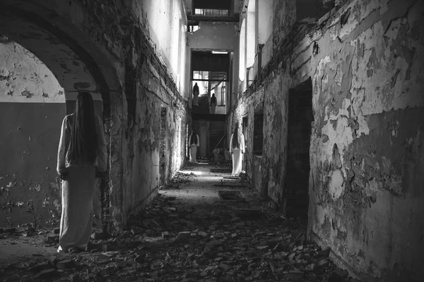 Chica fantasma múltiple en edificio abandonado —  Fotos de Stock