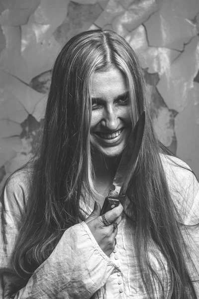 Zombie fille sur le mur fissuré — Photo
