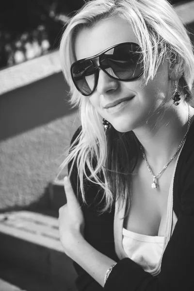 Chica en gafas de sol — Foto de Stock