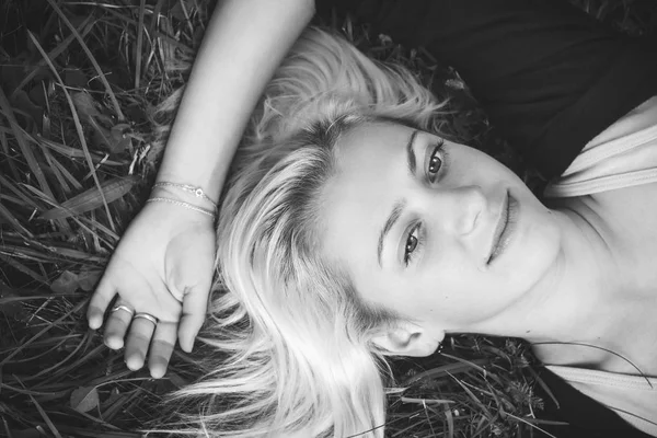 Girl lying in park on grass — Stock Photo, Image