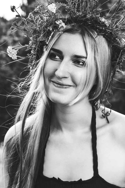 Hermosa chica en el bosque de verano sonriendo — Foto de Stock