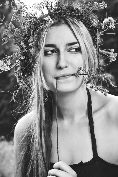 Bella ragazza nella foresta estiva — Foto Stock