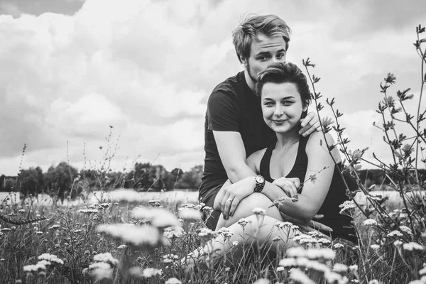 Feliz casal amoroso na grama — Fotografia de Stock