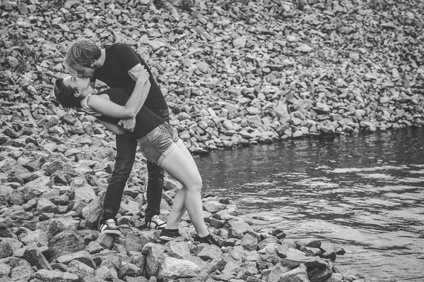 Feliz casal amoroso na margem do rio — Fotografia de Stock