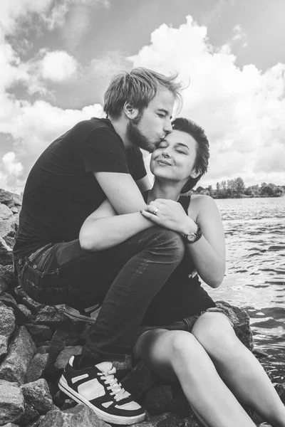 Feliz casal amoroso na margem do rio — Fotografia de Stock