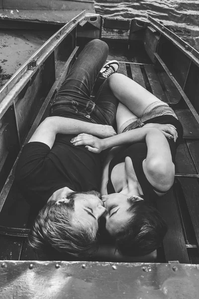 Feliz casal amoroso no barco — Fotografia de Stock
