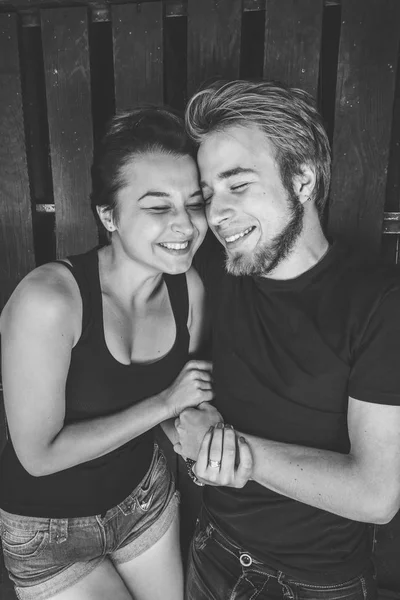 Lyckliga älskande par i båten — Stockfoto