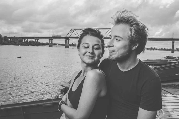 Feliz casal amoroso na margem do rio — Fotografia de Stock