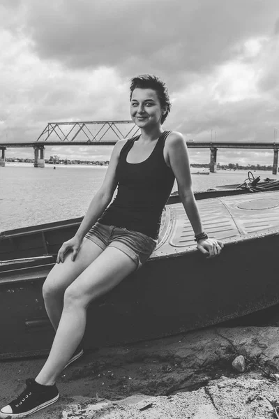 Jovem sentada no barco — Fotografia de Stock