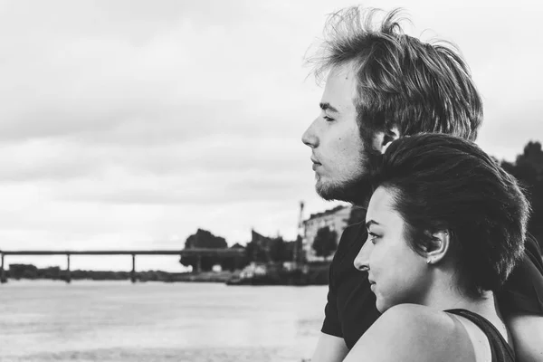 Felice coppia d'amore sulla riva del fiume — Foto Stock