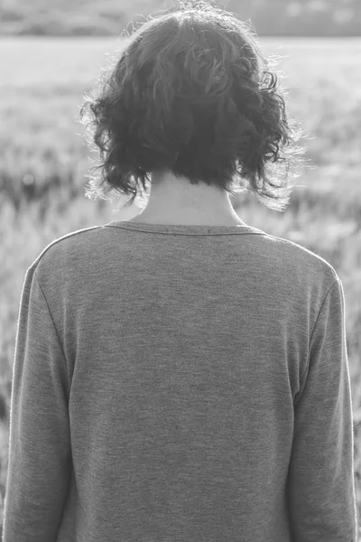 Girl and green field in the morning — Stock Photo, Image