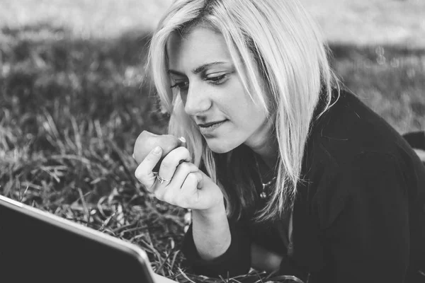 公園で勉強しているラップトップを持つ学生の女の子 — ストック写真