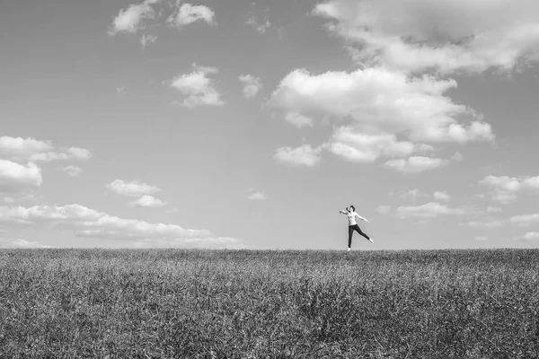 Девушка танцует в поле летнее время — стоковое фото