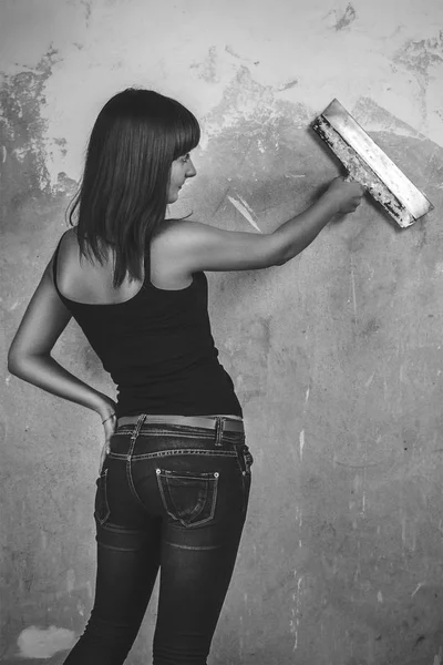 Joven chica sosteniendo espátula sobre grunge fondo — Foto de Stock
