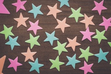 plastik oyuncak yıldız masada