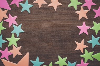 plastik oyuncak yıldız masada