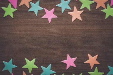 plastik oyuncak yıldız masada