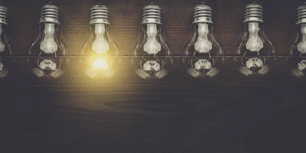 Glühbirne Einzigartigkeit Konzept mit Kopierraum — Stockfoto