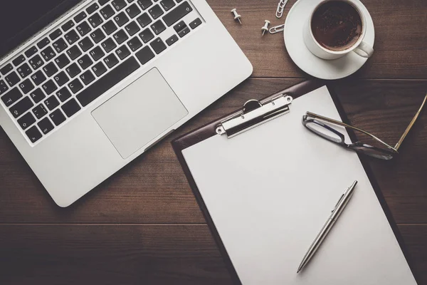 Table de bureau avec bloc-notes et ordinateur — Photo