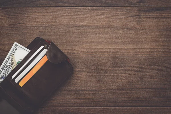 Bolso con dinero en la mesa de madera —  Fotos de Stock