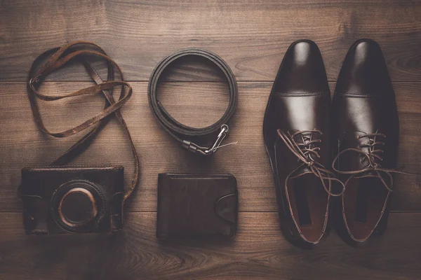 Коричневая обувь, кошелек, ремень и пленочная камера — стоковое фото