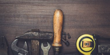 İnşaat aletleri kahverengi ahşap zemin üzerinde