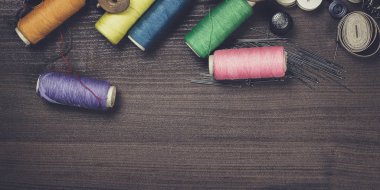 Konu düğmeleri ve iğneler ahşap tablo