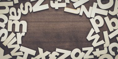 büyük harf ve küçük harf harf ahşap arka plan