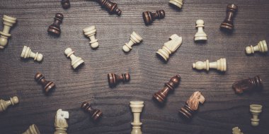 Satranç figürleri kahverengi woden tablo arka planı