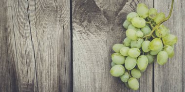 ahşap zemin üzerine Yeşil üzüm demet