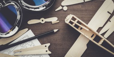 el yapımı uçak üzerinde kahverengi ahşap tablo