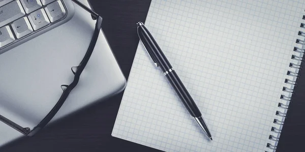 Prázdný zápisník, tužku, sklenice a laptop na stole — Stock fotografie