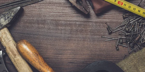 木製の背景にある楽器を建設 — ストック写真