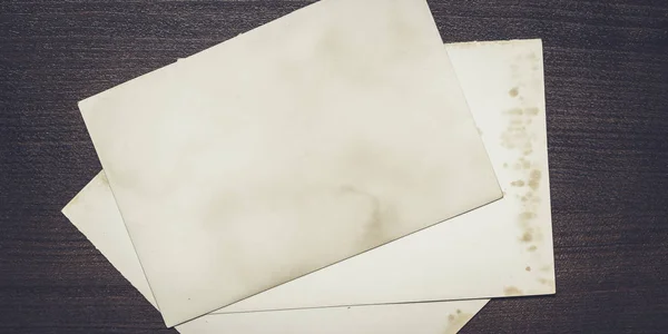 Oude vellen papier op houten tafel — Stockfoto