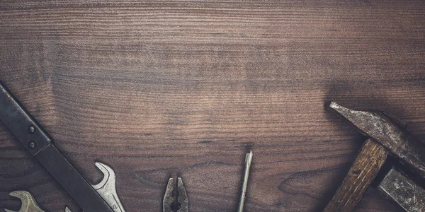 Narzędzia budowlane zardzewiały na drewniane tła — Zdjęcie stockowe