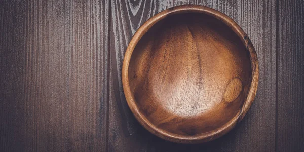 Salatschüssel auf dem braunen Holztisch — Stockfoto