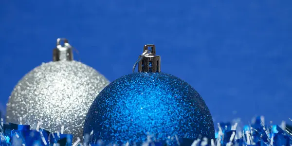Boules de Noël brillantes blanches et bleues avec tinsel — Photo