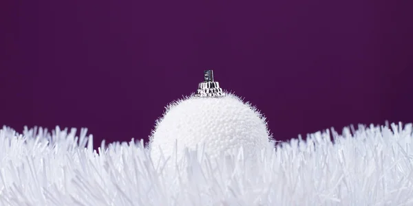 Decoração de Natal branco sobre fundo roxo — Fotografia de Stock