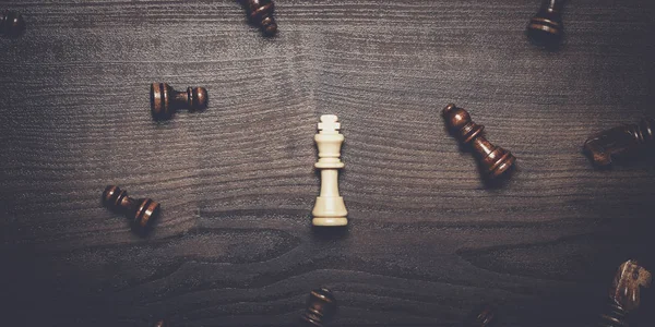 Chess cijfers op de bruin woden tafelconcept — Stockfoto