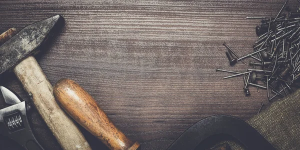 Instrumentos de construcción oxidados sobre el fondo de madera — Foto de Stock