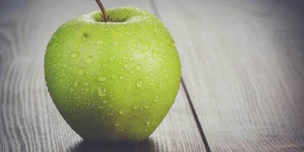 Fresh green apple on the table — Stock Photo, Image