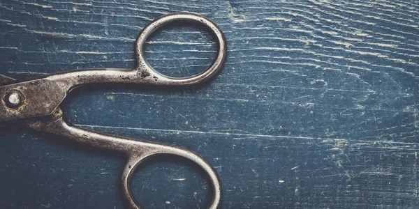 Old scissors on the wooden background — Stock Photo, Image