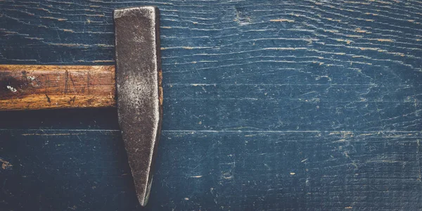 Oude hamer op blauwe tabel — Stockfoto