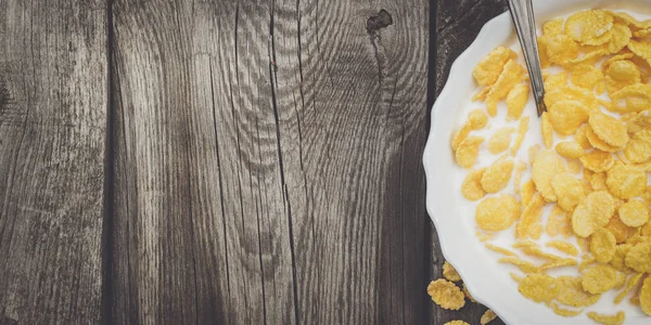 Bol de flocons de maïs sur la table — Photo