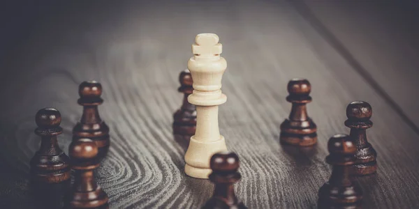 Концепция шахматной победы на деревянном фоне — стоковое фото