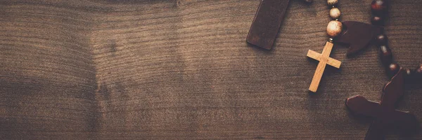 Хрестики над коричневим дерев'яним фоном — стокове фото