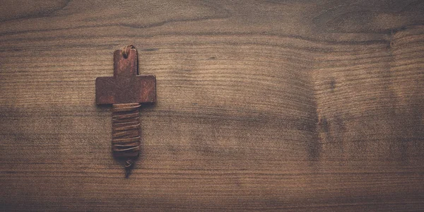 Cruz sobre fondo de madera marrón —  Fotos de Stock